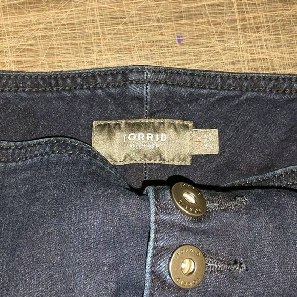 Torrid Size 26 Dark Denim 3 Button Stretch Shorts - Picture 2 of 3